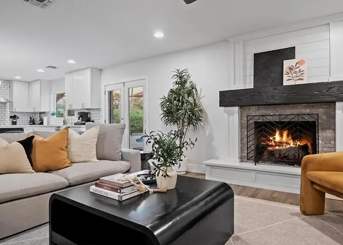 Pickle & Putt Retreat Pool Pickleball Putt Grn *