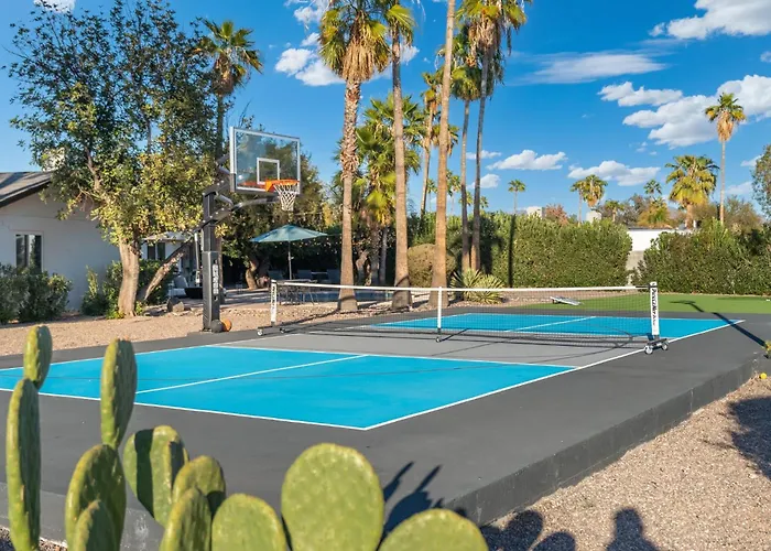 Pickle & Putt Retreat Pool Pickleball Putt Grn *