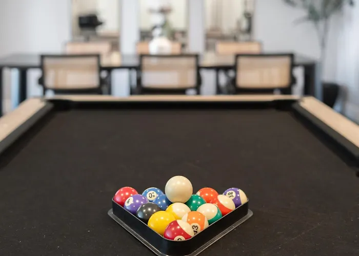 Pickle & Putt Retreat Pool Pickleball Putt Grn *